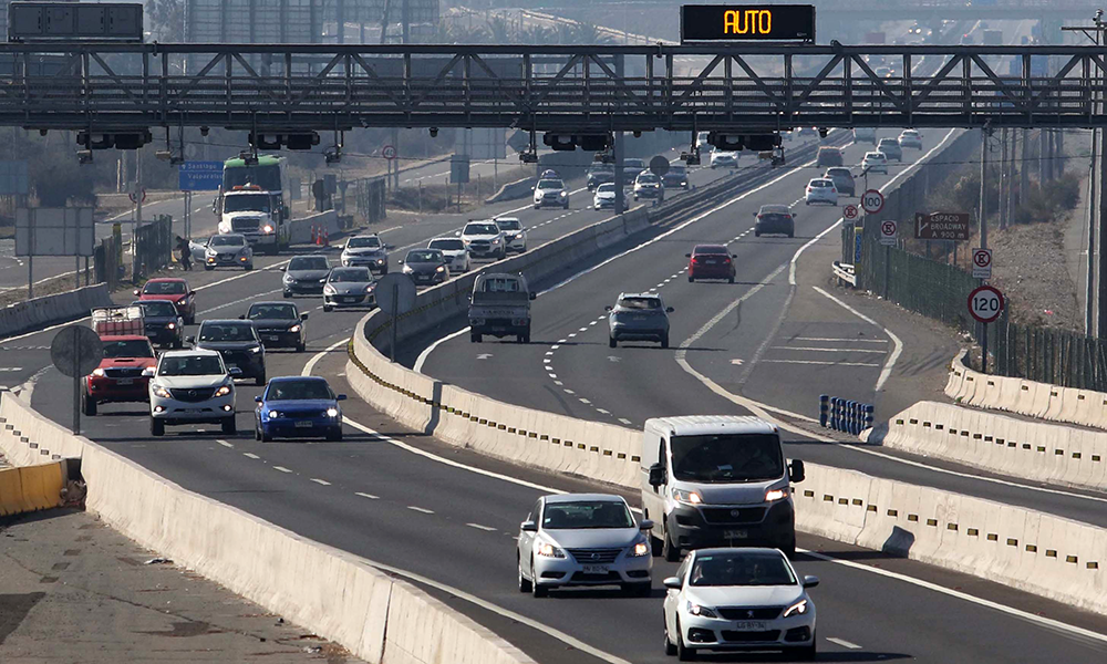 MOP informa que salieron en total 406 mil vehículos por las carreteras de la RM durante el fin de semana largo