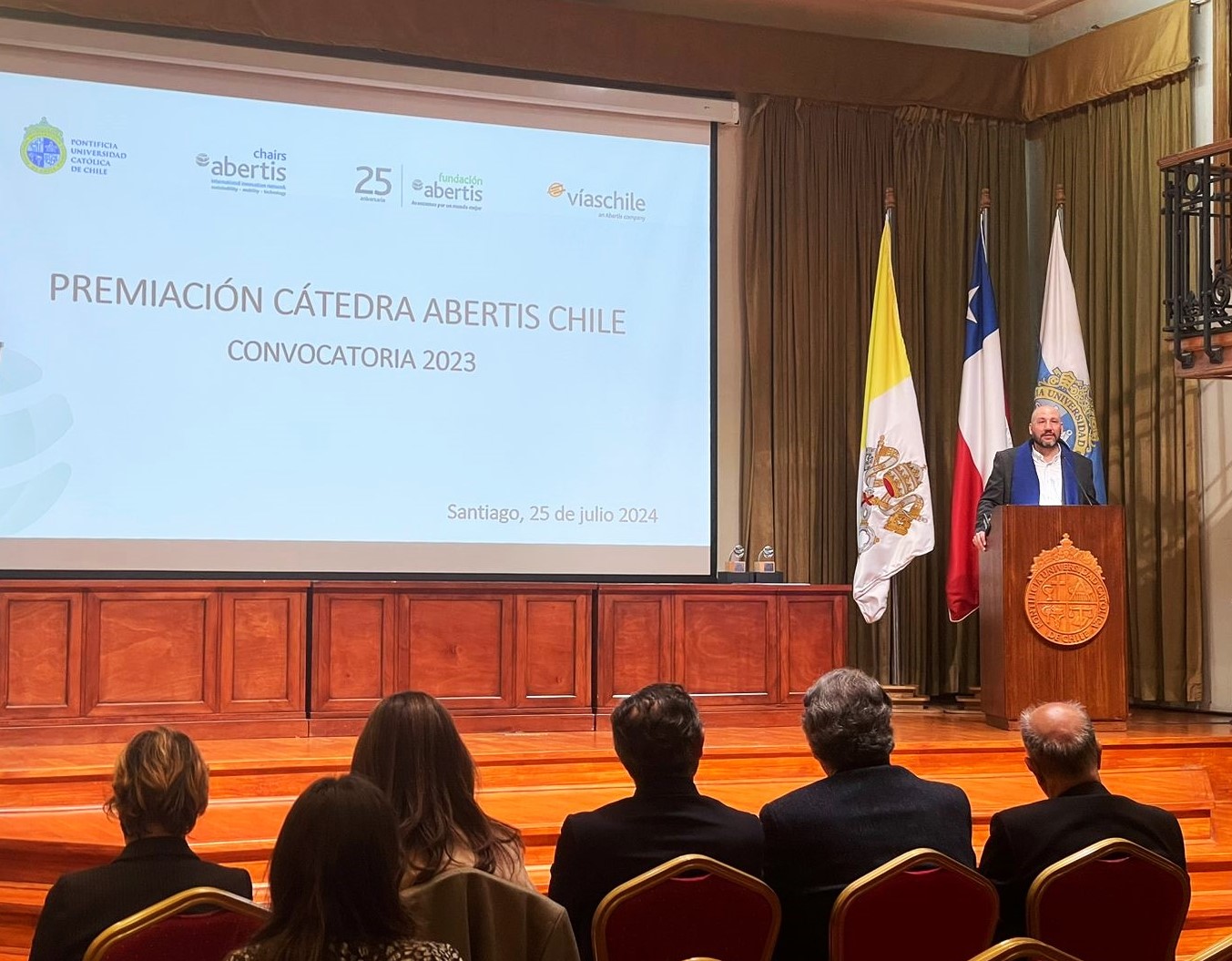Director General de Concesiones participó en la entrega de los Premios Cátedra Abertis Chile 2024
