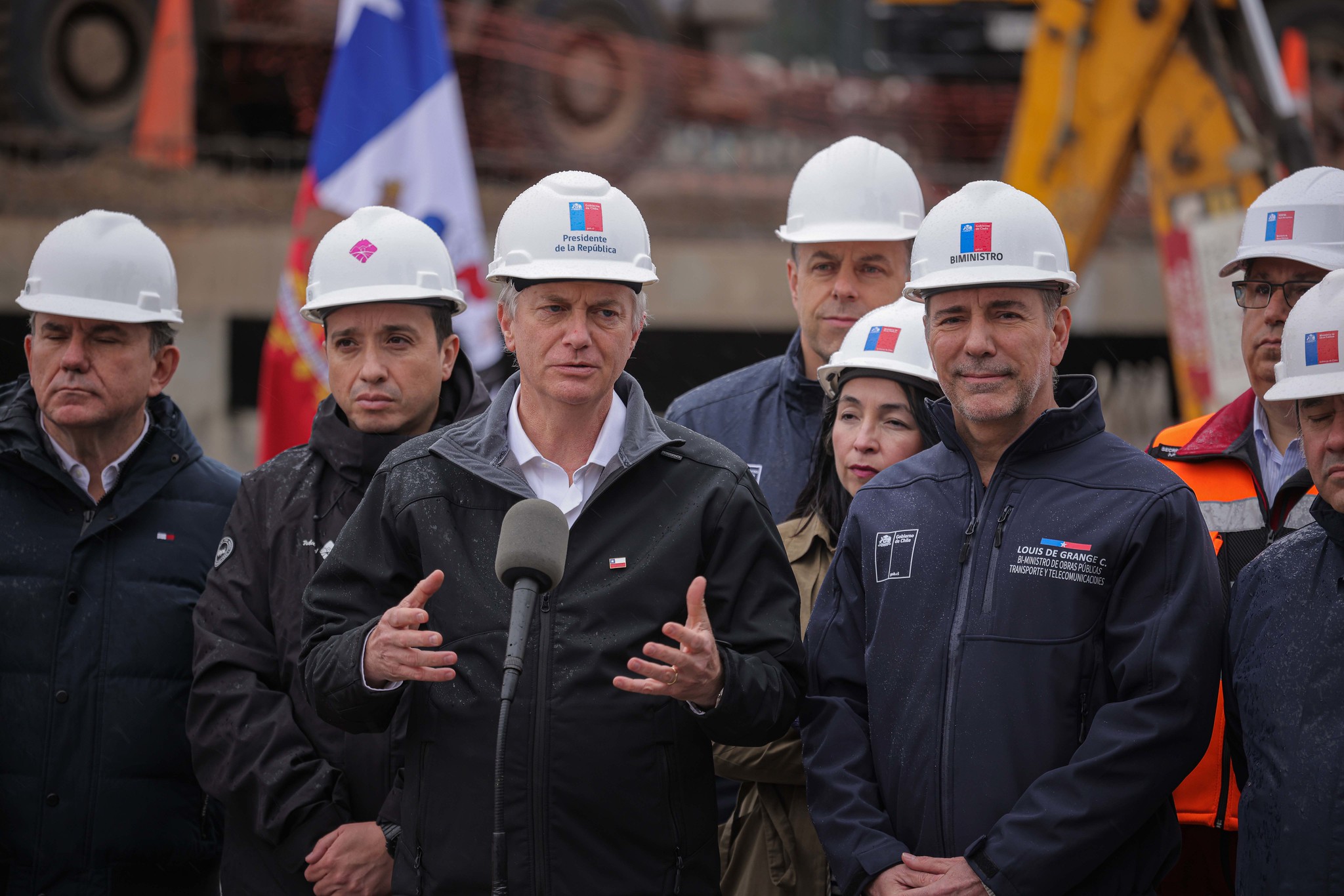 Biministro de Obras Públicas y Transportes y Telecomunicaciones junto al Presidente Kast visitan las obras del Colector Santa Corina en Pudahuel y reiteran el llamado a evitar riesgos innecesarios