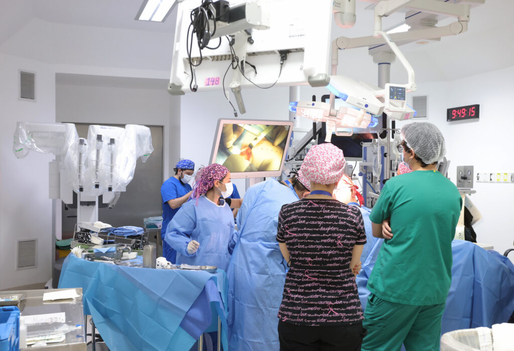 Hospital Félix Bulnes realizó la primera cirugía robótica de cáncer de mama en Chile